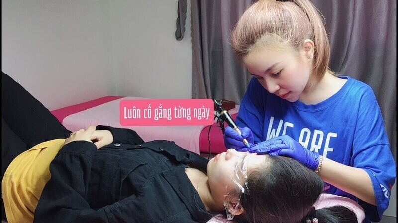 Nghệ nhân làm đẹp Huỳnh Thị Tuyết Kiều chia sẻ gì sau khi nhận giải thưởng Bàn tay vàng Phun thêu thẩm mỹ