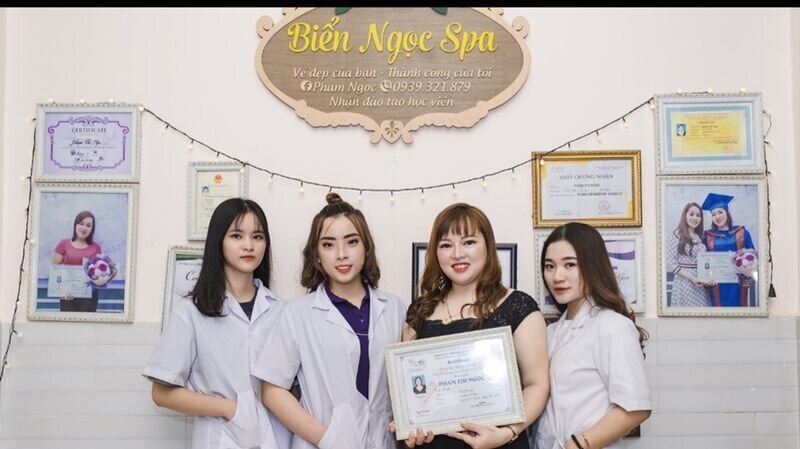 Master Phạm Ngọc- Giám khảo bộ môn Phun thêu : người phụ nữ độc lập, tự tin và tài năng