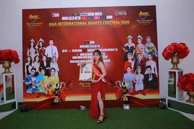 Nghệ nhân làm đẹp Lê Thị Thu Hòa xuất sắc nhận giải thưởng Bàn tay vàng bộ môn Phun thêu thẩm mỹ tại cuộc thi Asia Beauty Festival 2020