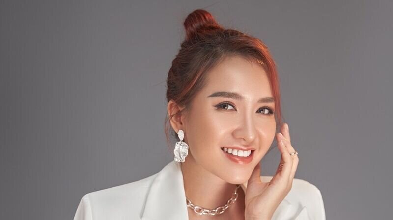 Master Vũ Hoàng Kim Ngân xuất hiện đầy chuyên nghiệp trên cương vị Phó Ban giám khảo bộ môn Phun thêu của cuộc thi Asia Beauty Festival 2020