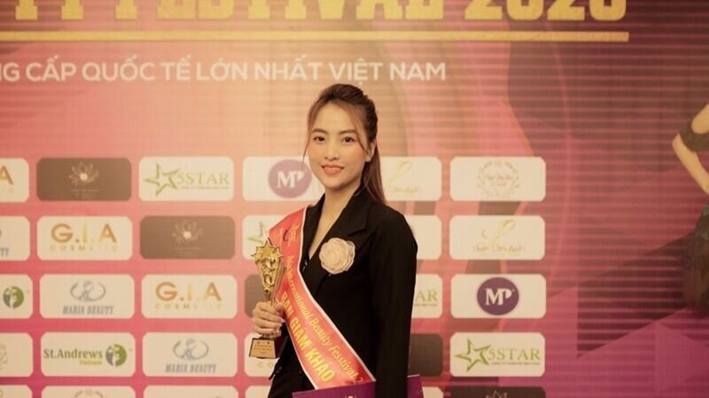 Nghệ danh master Oanh Nguyễn – Giám khảo bộ môn Phun thêu thẩm mỹ: “Các thí sinh đã hoàn thành tốt bài thi của mình, rất nhiều bạn thực sự xuất sắc.”