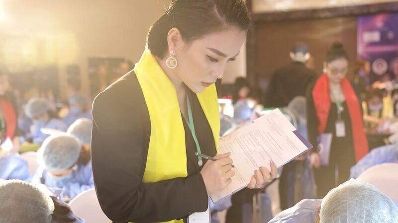 Master Lee Chin – Trưởng Ban giám khảo bộ môn Phun thêu thẩm mỹ: “Tôi hi vọng bước ra từ cuộc thi, các thí sinh sẽ có thêm nhiều kinh nghiệm và kiến thức làm nghề quý báu.”