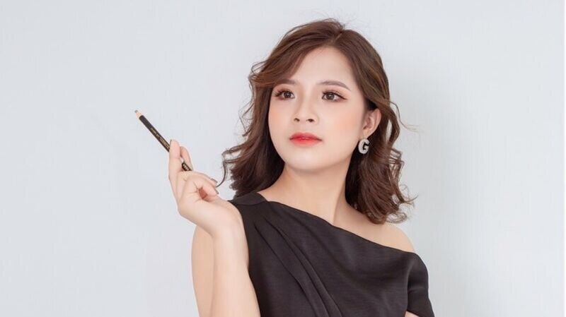 Nghệ nhân trẻ Thắm Brows xuất sắc nhận giải Kỹ thuật vàng bộ môn Phun xăm thẩm mỹ trong cuộc thi Global Beauty Got Talent 2020