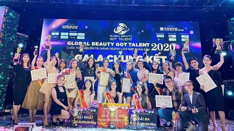 Nghệ nhân làm đẹp Quỳnh Hương xuất sắc ghi tên mình vào hạng mục Kỹ thuật vàng Phun xăm thẩm mỹ tại cuộc thi Global Beauty Got Talent 2020