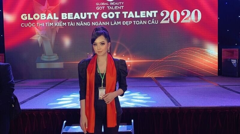 Master Nguyễn Phương Anh đã hoàn thành xuất sắc nhiệm vụ trên cương vị giám khảo bộ môn Nối mi tại cuộc thi Global Beauty Got Talent 2020