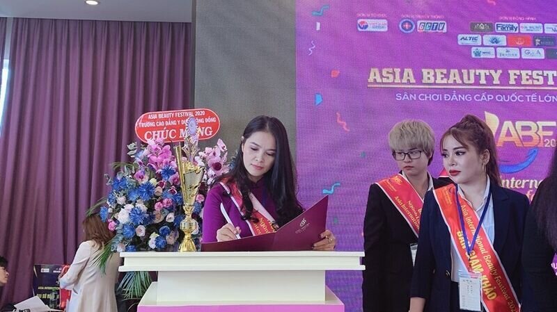 Grand Master Quốc tế Ngô Sương đã hoàn thành xuất sắc nhiệm vụ của mình trên cương vị Ban giám khảo tại cuộc thi Asia Beauty Festival 2020