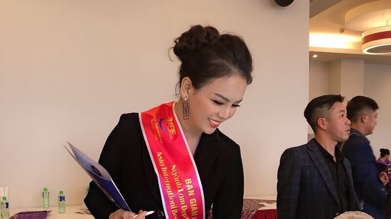 Master Nông Thị Ánh Tuyết – giám khảo bộ môn Phun thêu thẩm mỹ: “Các thí sinh của bộ môn Phun thêu thẩm mỹ thực sự tài năng và giàu nhiệt huyết.”