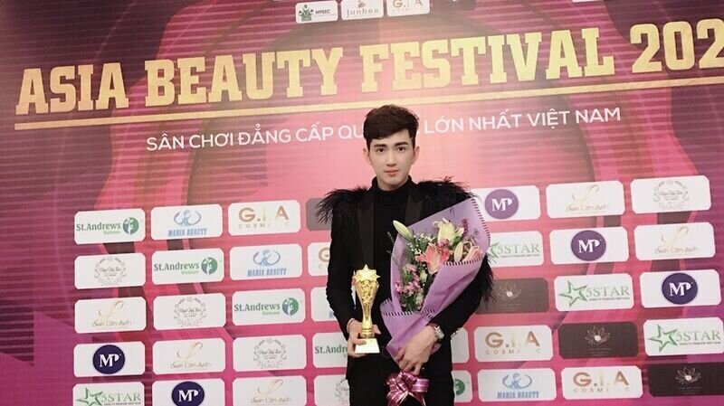 Master Nguyễn Phúc xuất hiện đầy chuyên nghiệp trên hàng ghế Giám khảo bộ môn Trang điểm nghệ thuật