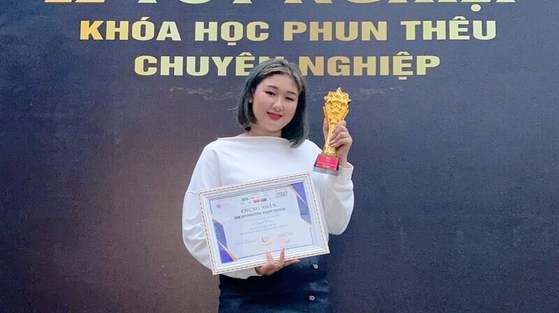 Nghệ nhân trẻ Vũ Quỳnh Trang – Giải 3 bộ môn Phun thêu thẩm mỹ tại Asia Beauty Festival 2020 tại Thái Bình: khi tài năng không đợi tuổi