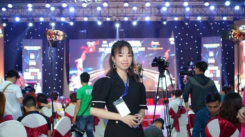 Nghệ nhân trẻ Huỳnh Lại Thuỳ Vy xuất sắc ghi tên mình vào hạng mục Vinh danh kĩ thuật vàng bộ môn Nails tại cuộc thi The Best Of Asia Beauty 2020