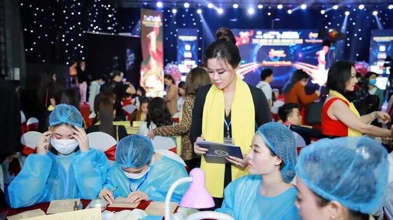 Master Đỗ Mỹ Linh xuất sắc hoàn thành nhiệm vụ của mình trên cương vị Giám khảo phun thêu thẩm mỹ tại cuộc thi The Best Of Asia Beauty 2020