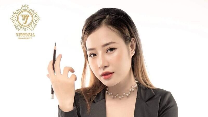 Master Trần Thị Mỹ Tiên đã hoàn thành xuất sắc nhiệm vụ của mình trên cương vị Giám khảo bộ môn Phun thêu thẩm mỹ