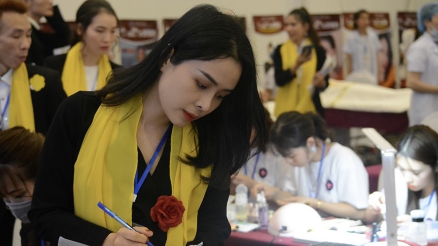 Giám khảo phun thêu thẩm mỹ – master Trương Thảo Liên đã hoàn thành xuất sắc nhiệm vụ của mình trên cương vị cầm cân nảy mực tại The Best Of Asia Beauty 2020