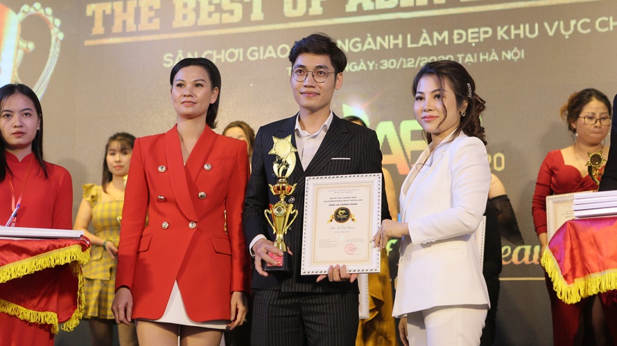 Giải Kỹ thuật Vàng Phun thêu thẩm mỹ tại The Best Of Asia Beauty 2020 xuất sắc gọi tên Chuyên gia Trần Văn Tú