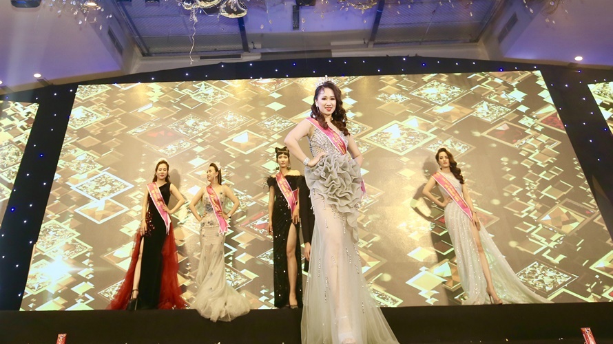 Master Trang Việt Kiều xuất hiện rạng rỡ và đầy chuyên nghiệp trên cương vị Phó trưởng ban tổ chức cuộc thi The Best Of Asia Beauty 2020