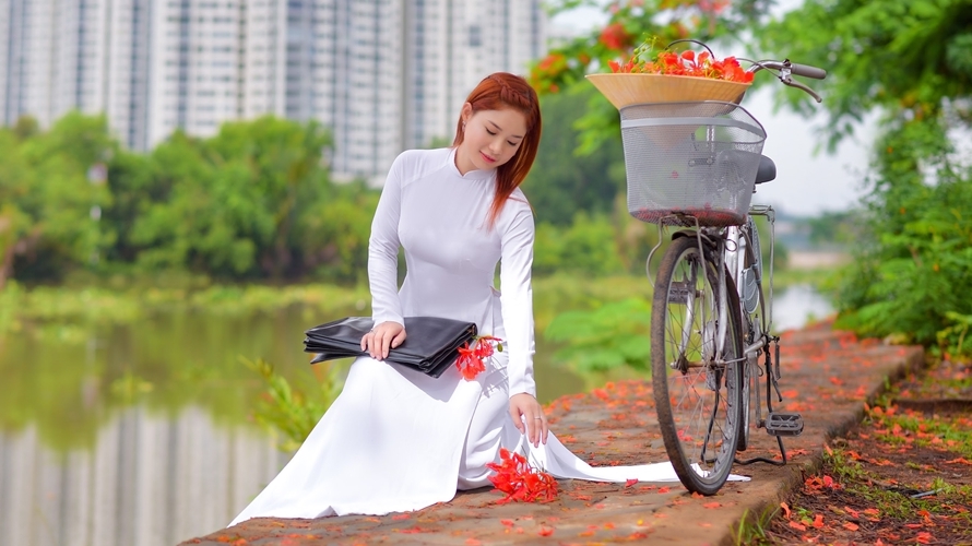 Doanh nhân trí tuệ Việt Nam 2021 Nguyễn Trúc Linh dịu dàng hương sắc trong tà áo dài truyền thống