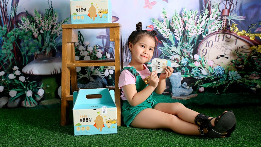 Bật mí gương mặt mẫu nhí siêu yêu chuyên quảng cáo cho nhãn hàng hồng sâm Solife Hàn Quốc