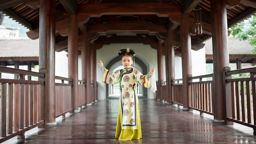 Mẫu nhí Thân Thùy Linh hóa công chúa đài các chốn cung đình