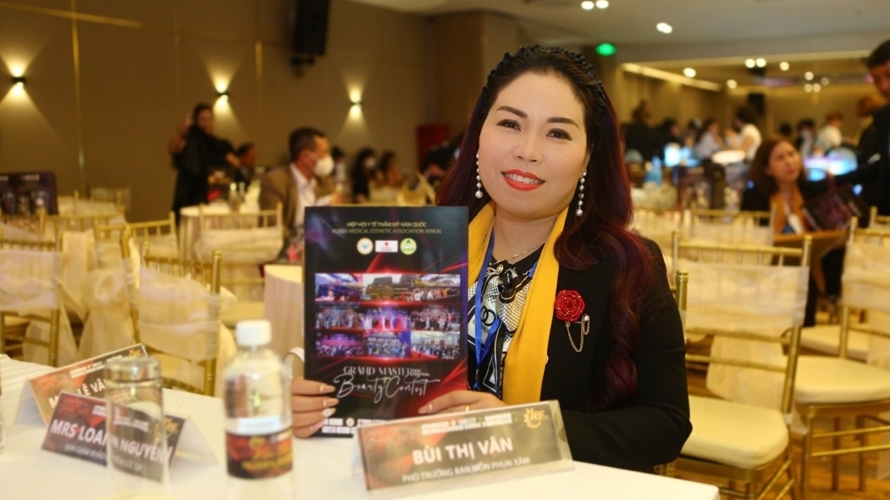 Phó Trưởng ban giám khảo môn Phun xăm Bùi Vân chia sẻ sự bất ngờ về chất lượng vượt trội của thí sinh trong Cuộc thi Tìm kiếm Kiện tướng ngành Làm đẹp 2022