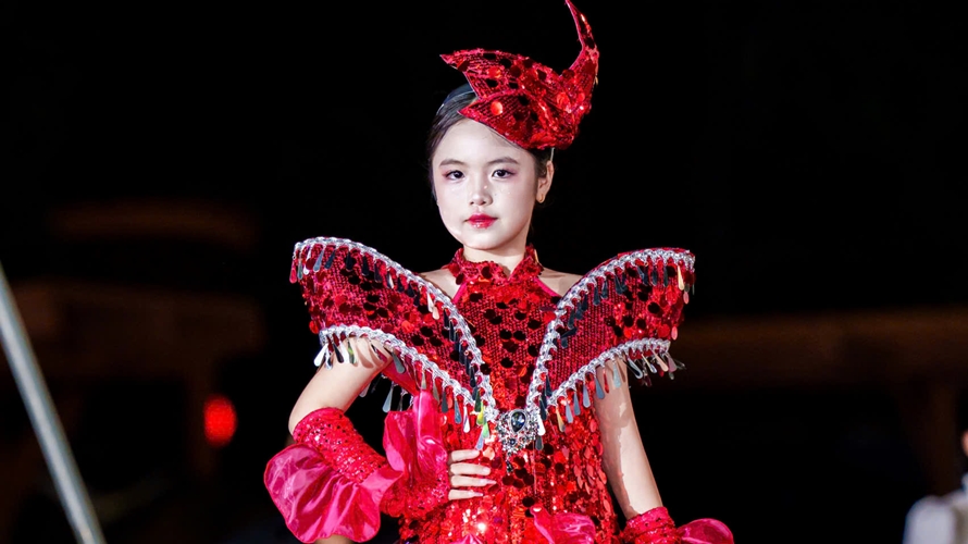 Vedette Vũ Ngọc Bảo Trâm tỏa sáng kiêu sa trong thiết kế lộng lẫy của NTK Thi Nguyễn