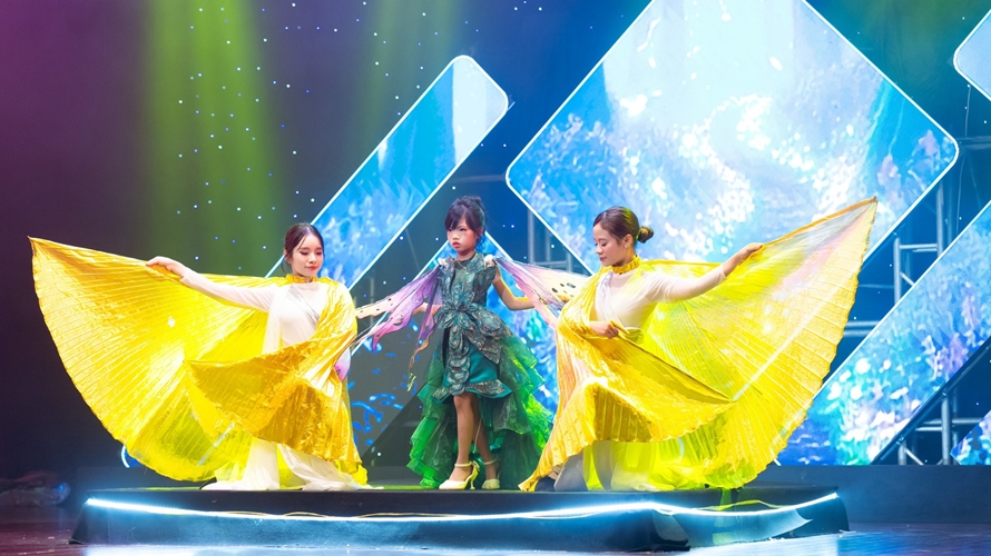 Vedette Phạm Huyền Châu khoe khí chất hiện đại, tự tin trên sàn diễn Diamond Crown Kids Awards 2025